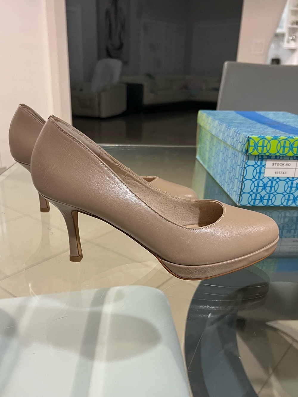 Hot in Hollywood Classic Nude Platform Pumps/ high heels- Women's size 8.5